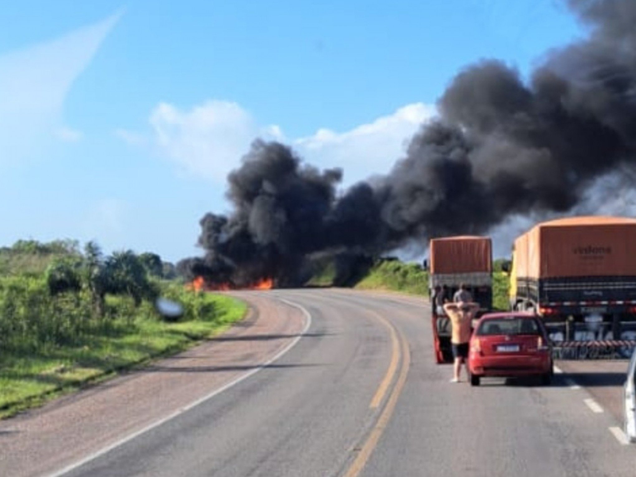 VÍDEO: Caminhões pegam fogo e duas pessoas morrem em colisão frontal em rodovia do RS