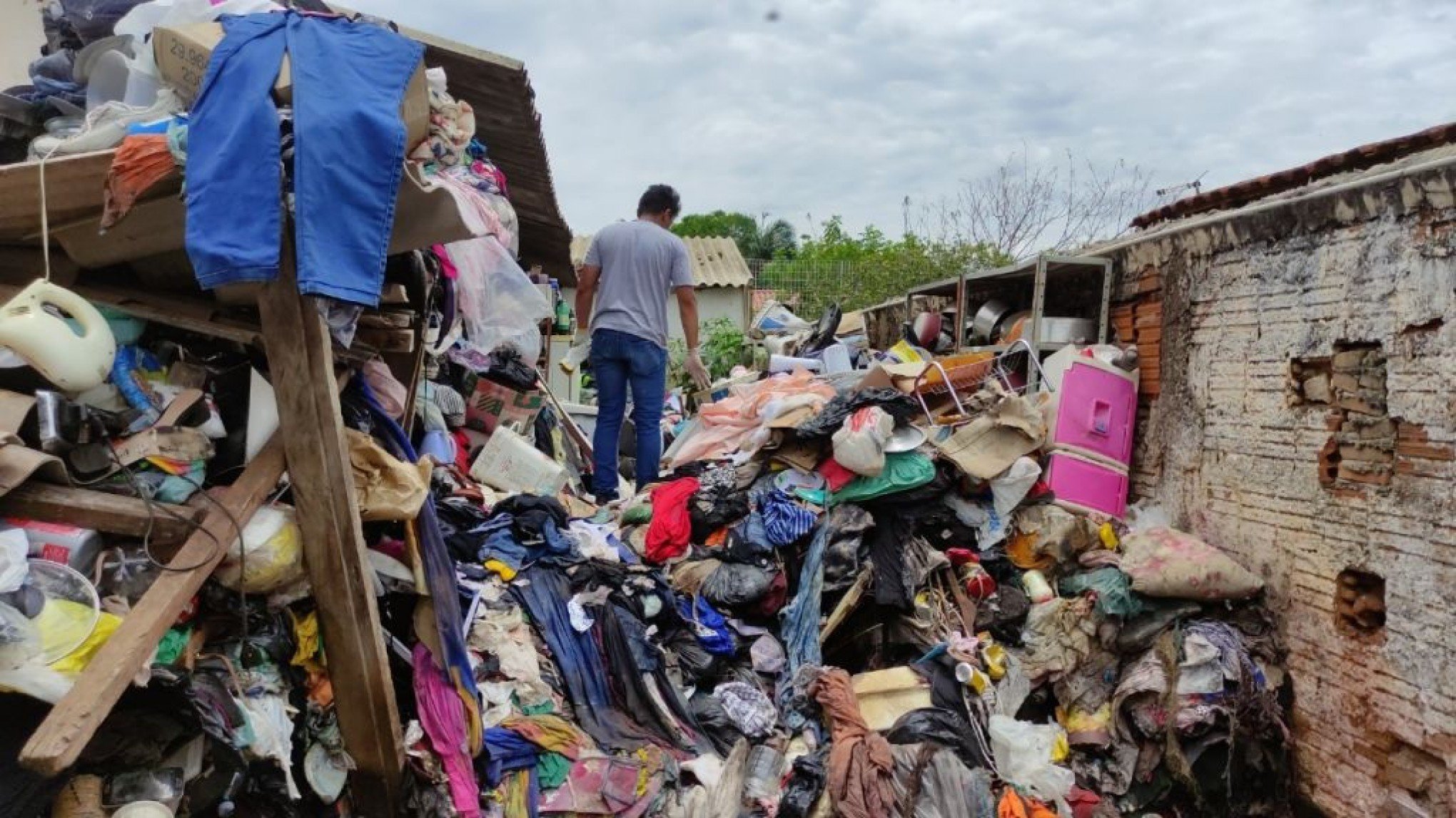FOTOS: Mais de 30 toneladas de lixo são recolhidas na casa de casal de acumuladores