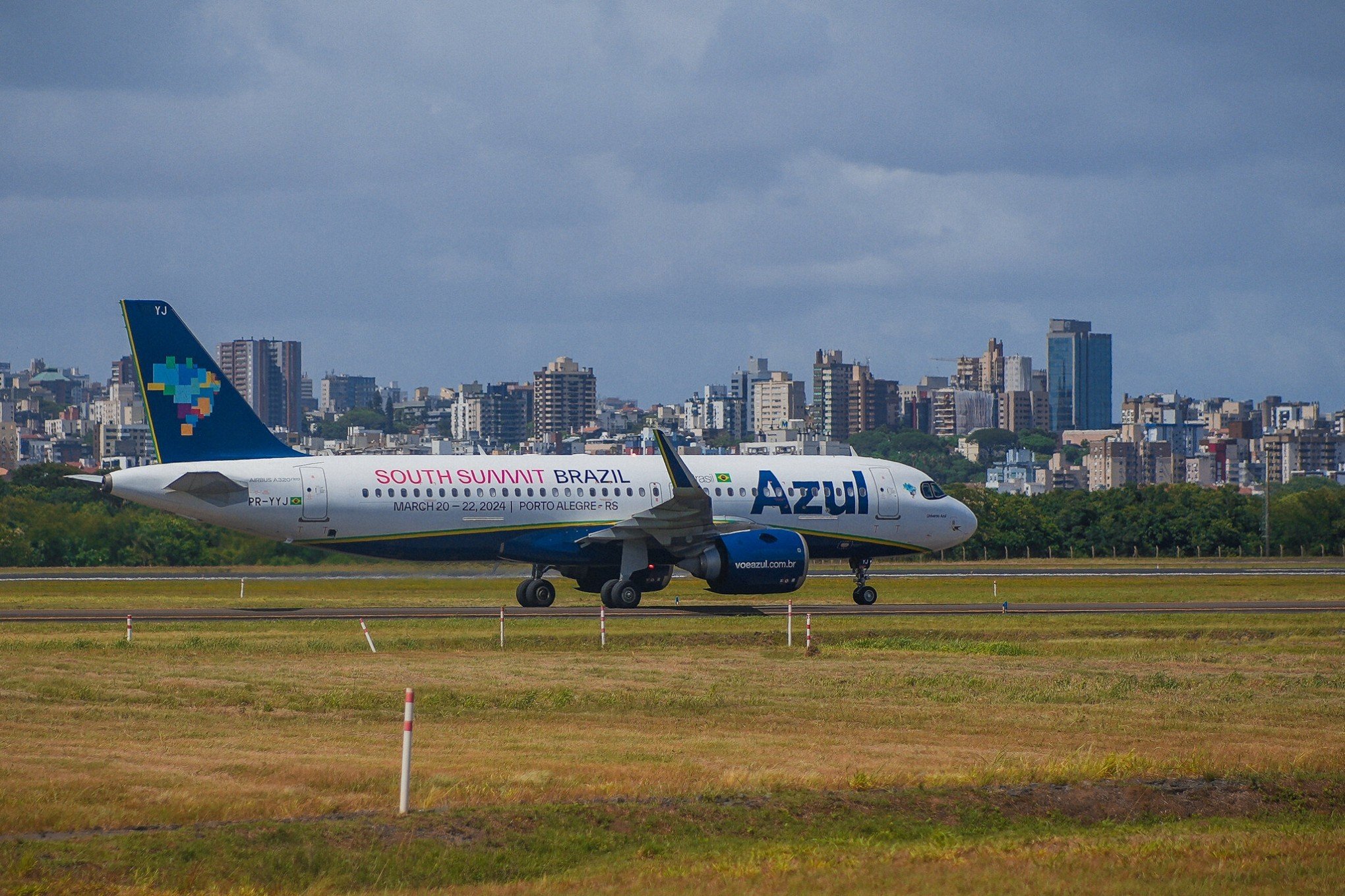 SOUTH SUMMIT BRAZIL: Avião da Azul ganha envelopamento especial sobre o evento de Porto Alegre