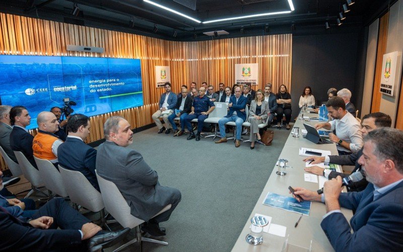 Eduardo Leite reuniu representantes das concessionárias de energia e órgãos de fiscalização | abc+