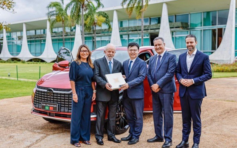 Lula recebeu SUV elétrico em comodato dos executivos da BYD, que anunciaram investimento na Bahia | abc+