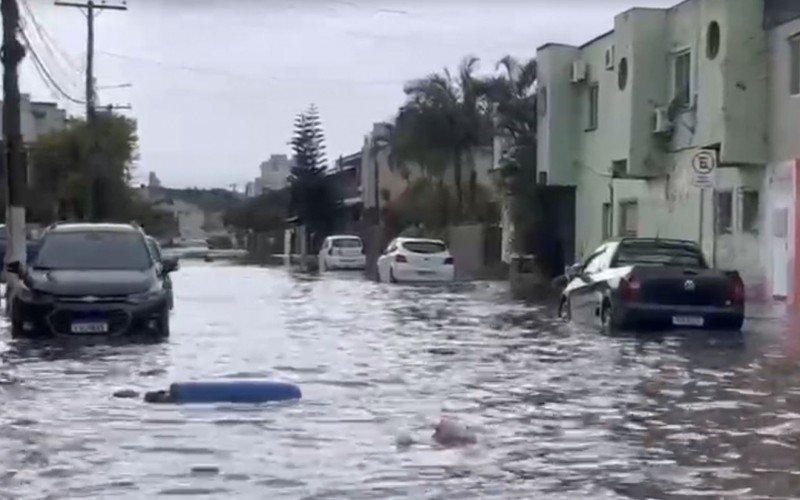 Chuvarada deixa ruas do centro de Torres alagadas na tarde desta quarta-feira (24) | abc+