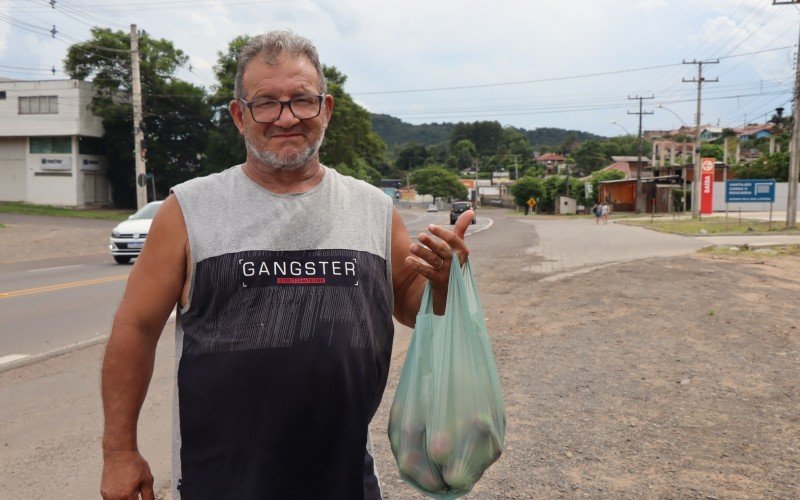 Carlos Antunes parou para levar uma sacolada de pÃªssegos