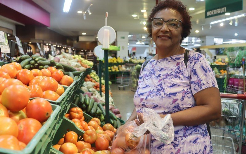 Lucia costuma fazer pesquisas antes de comprar. Nesta quarta, ela levou o tomate, mas optou por deixar a batata