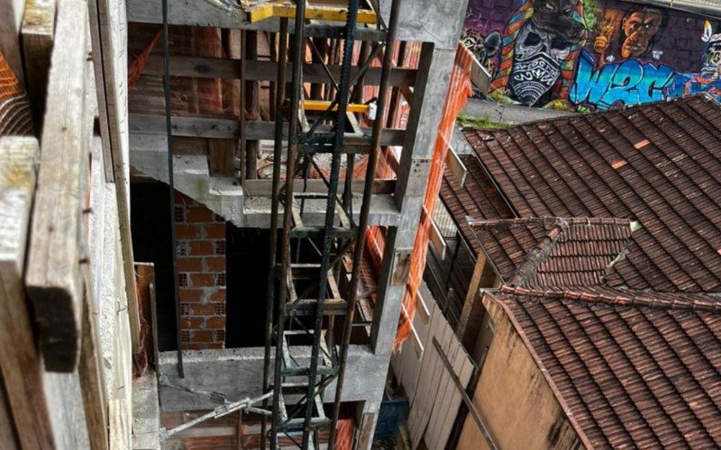 Elevador com trabalhadores cai de altura de 12 metros na Serra gaÃºcha