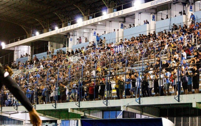 Torcida do Novo Hamburgo compareceu para apoiar o time contra o Santa Cruz