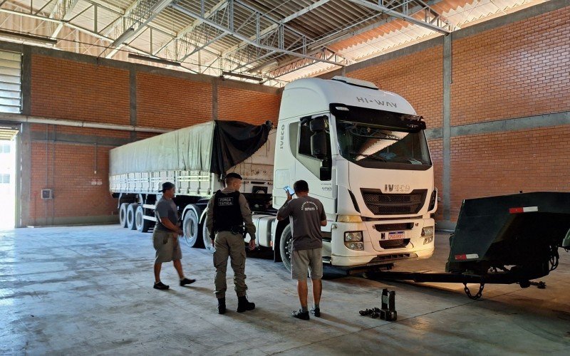 Carretas e semirreboques estavam escondidos em pavilhão dentro de um complexo industrial em Estância Velha | abc+