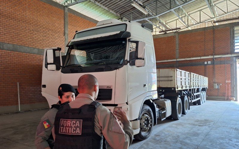 Carretas e semirreboques estavam escondidos em pavilhÃ£o dentro de um complexo industrial em EstÃ¢ncia Velha