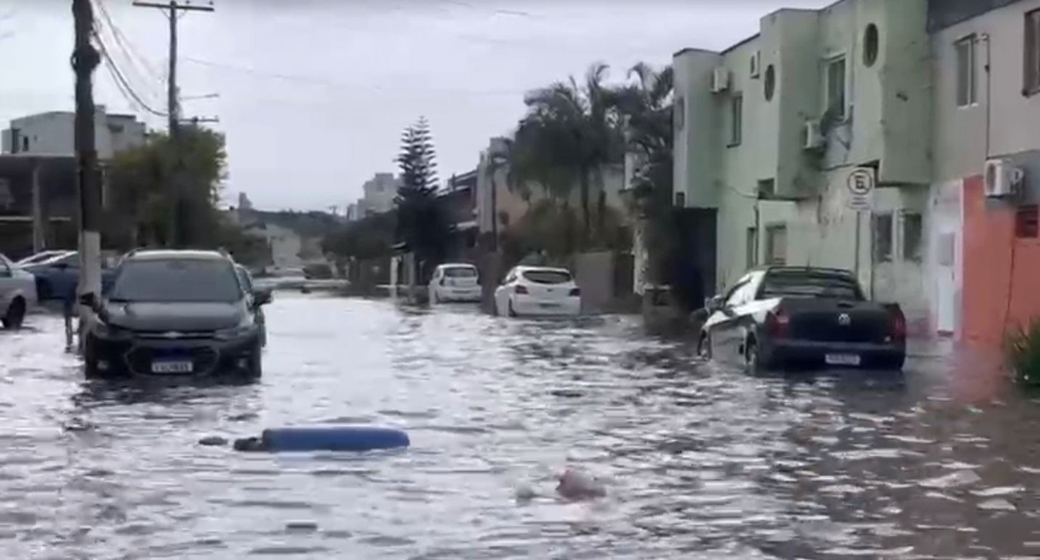 Chuvarada deixa ruas de Torres alagadas na tarde desta quarta-feira; veja vídeo