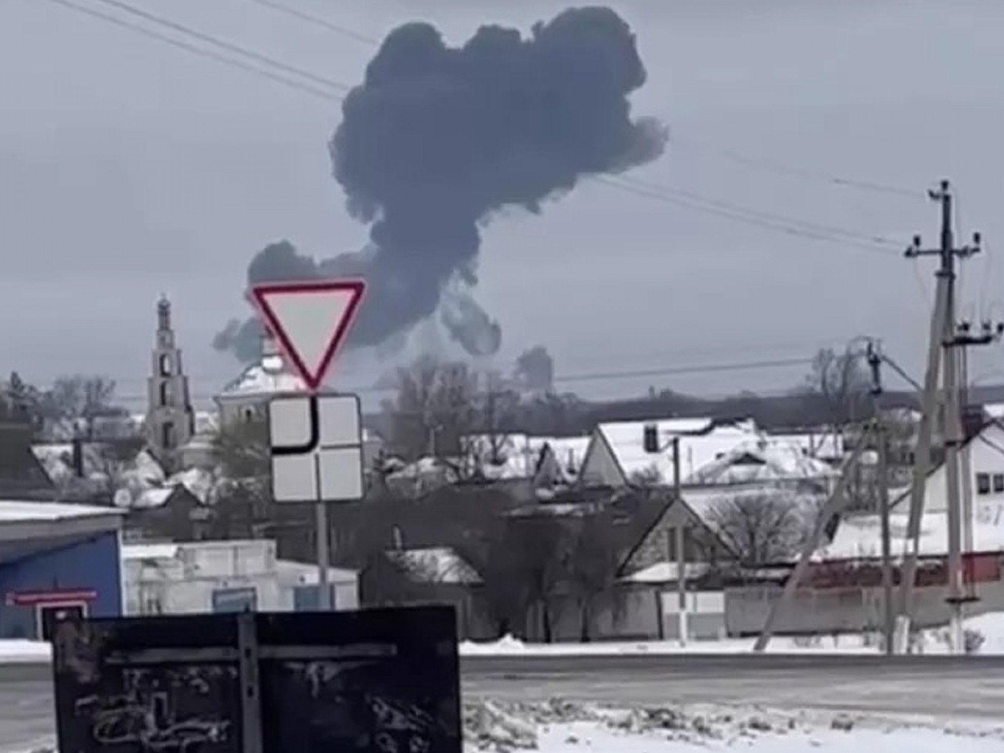 VÍDEO: Avião com dezenas de prisioneiros ucranianos cai e explode na Rússia