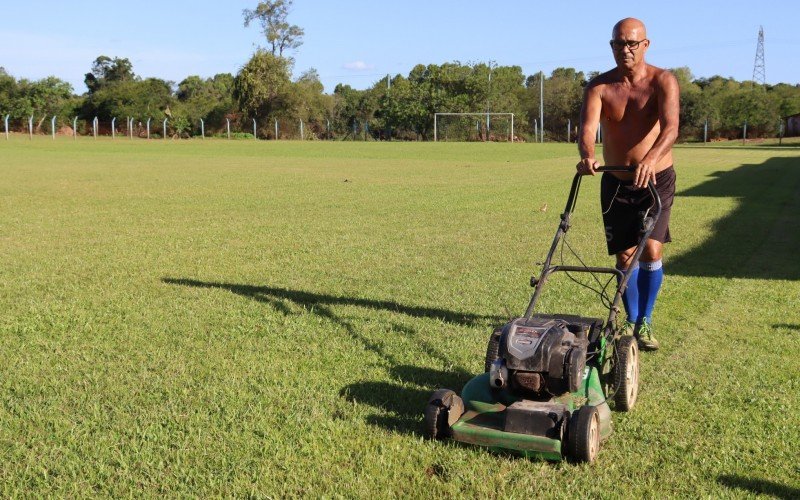 Presidente do Greminho fazendo os Ãºltimos ajustes no campo