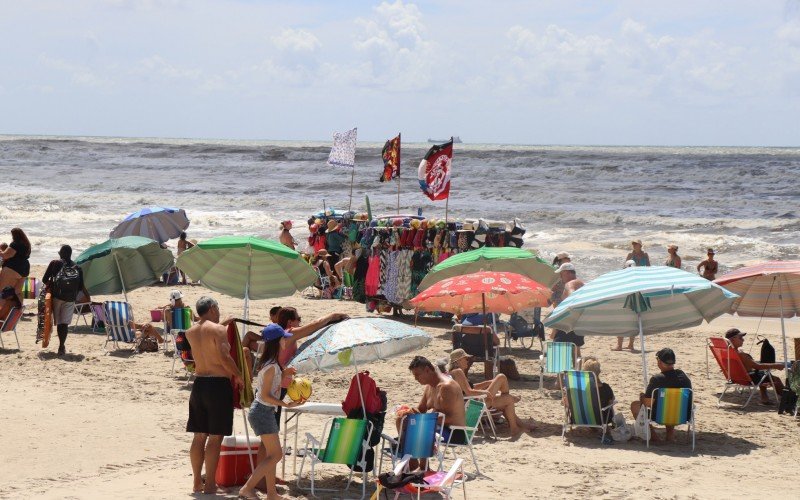 Tempo bom atrai veranistas para a beira da praia de TramandaÃ­