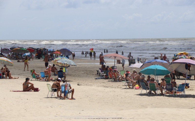 Veranistas aproveitam tempo bom para curtir dia de praia em TramandaÃ­