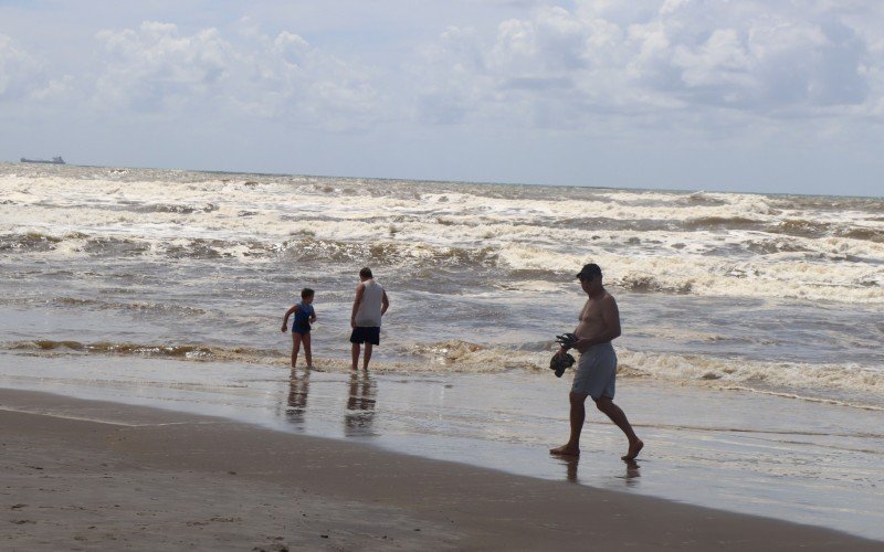 Tempo bom atrai veranistas para a beira da praia de TramandaÃ­