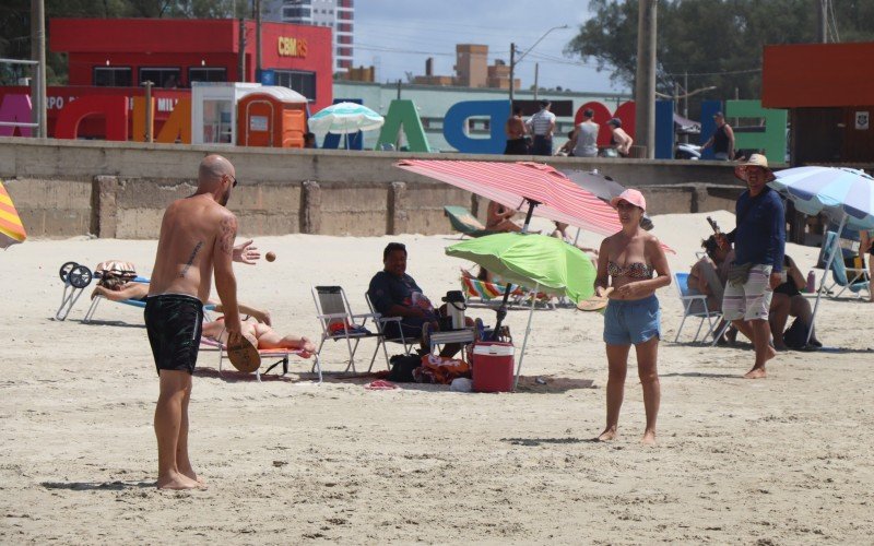 Tempo bom atrai veranistas para a beira da praia de TramandaÃ­