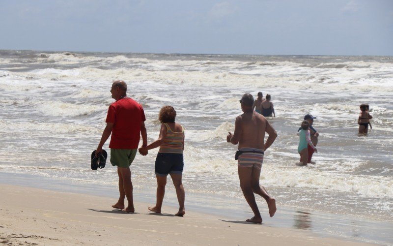 Tempo bom atrai veranistas para a beira da praia de TramandaÃ­