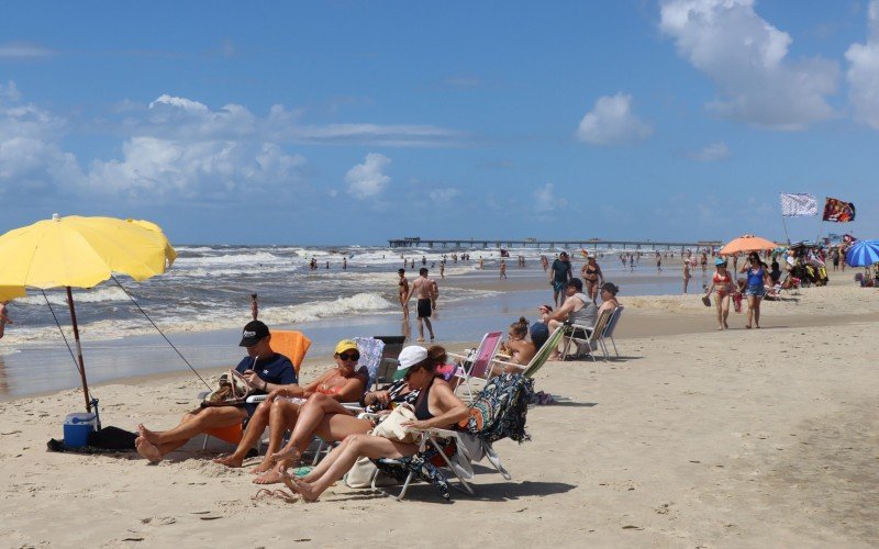 Tempo bom atrai veranistas para a beira da praia de TramandaÃ­