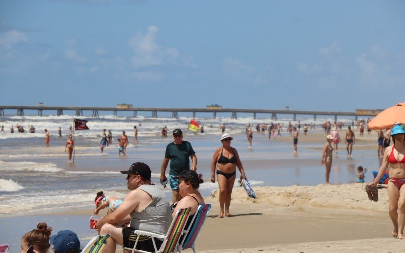 Tempo bom atrai veranistas para a beira da praia de TramandaÃ­