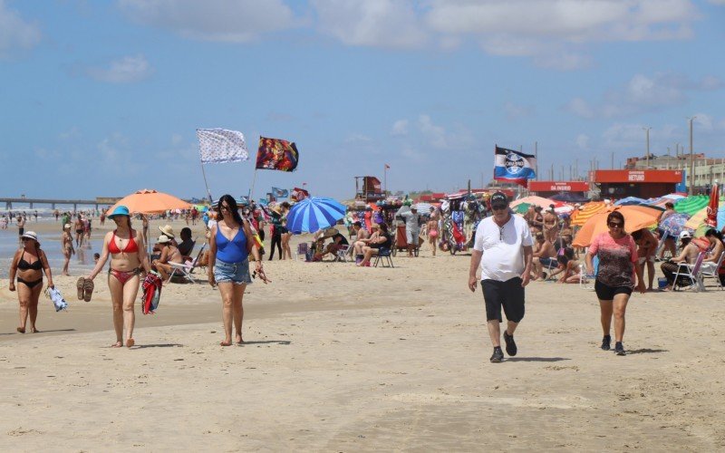 Tempo bom atrai veranistas para a beira da praia de TramandaÃ­