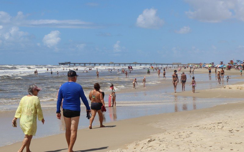 Tempo bom atrai veranistas para a beira da praia de TramandaÃ­