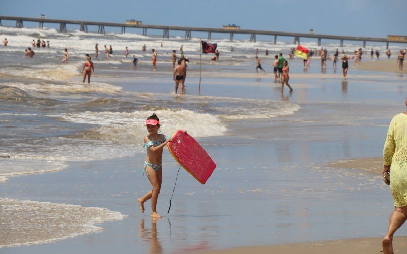 Tempo bom atrai veranistas para a beira da praia de TramandaÃ­