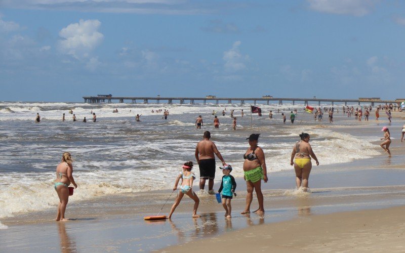 Veranistas aproveitam tempo bom para curtir dia de praia em TramandaÃ­