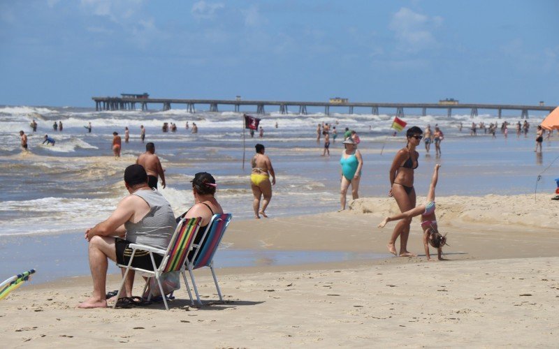 Tempo bom atrai veranistas para a beira da praia de TramandaÃ­