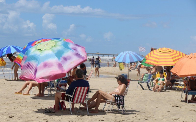 Veranistas aproveitam tempo bom para curtir dia de praia em TramandaÃ­