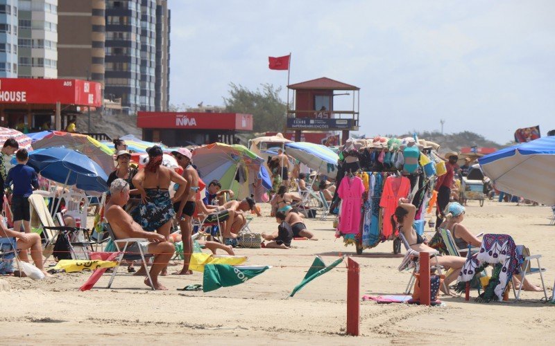 Veranistas aproveitam tempo bom para curtir dia de praia em TramandaÃ­