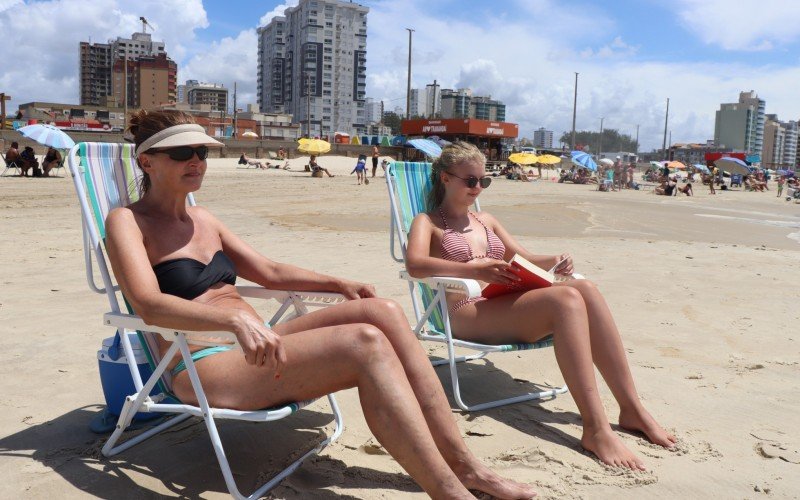 Leocadia Frantz, 49, que mora em Igrejinha e todos os anos passa o perÃ­odo de fÃ©rias escolares em TramandaÃ­ com a filha Amanda Frantz, 14
