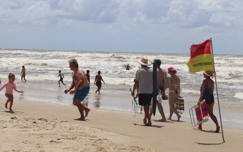 Veranistas aproveitam tempo bom para curtir dia de praia em TramandaÃ­