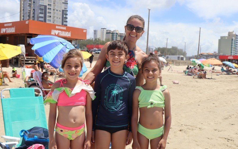 Alice, Mirella Eduarda de Lima (de verde), 8, Stella de Lima, 7 (de rosa), e JoÃ£o Lucas Silva Muniz, 8 anos