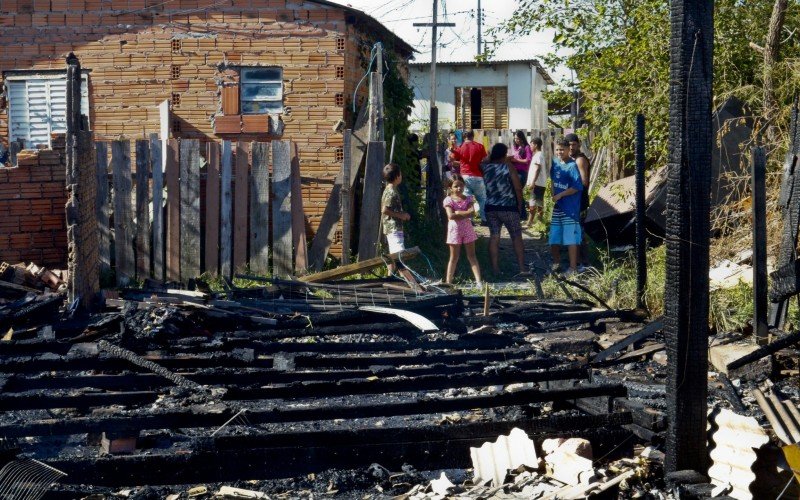 Incêndio destruiu casas em Canoas