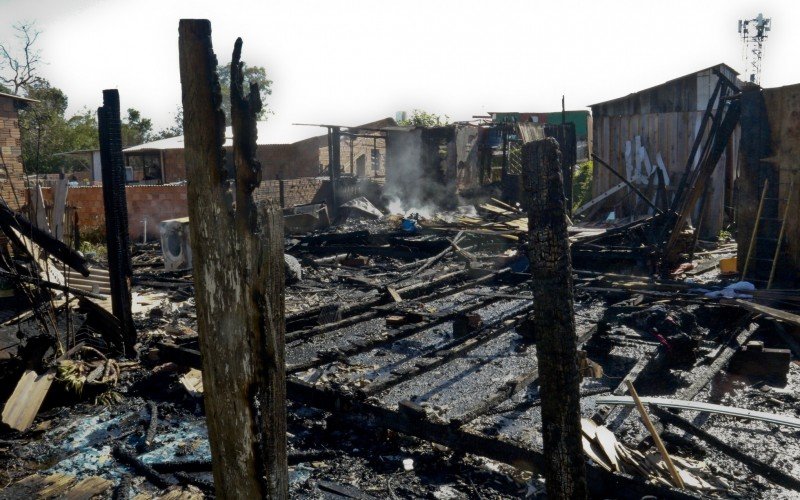 Incêndio destruiu casas em Canoas