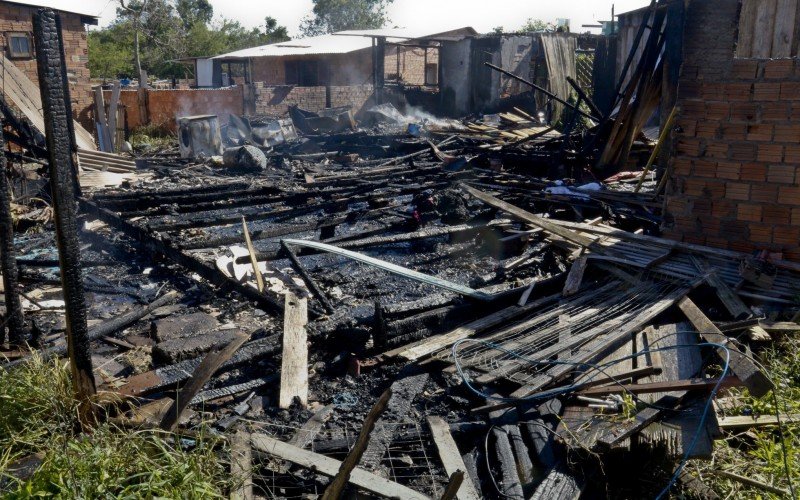 Incêndio destruiu casas em Canoas