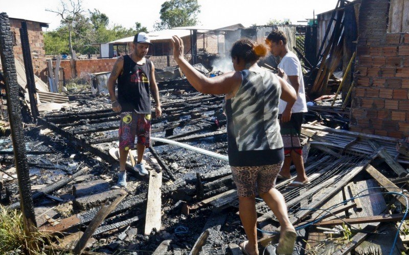 Incêndio destruiu casas em Canoas