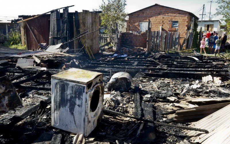 Fogo consumiu três casas no meio da madrugada desta quinta-feira (25) no Beco do Araçá