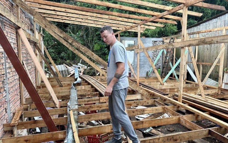 Diego estÃ¡ reconstruindo a casa que foi destruÃ­da pelo temporal