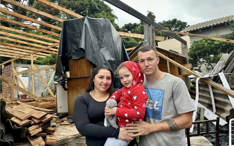 Paloma, Diego e a pequena Anastácia estão buscando reconstruir a casa 