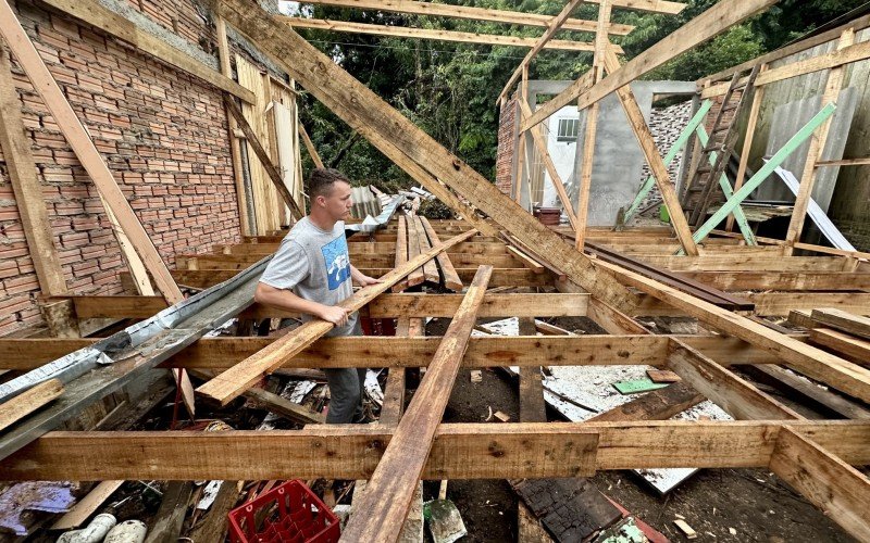 Diego estÃ¡ reconstruindo a casa que foi destruÃ­da pelo temporal