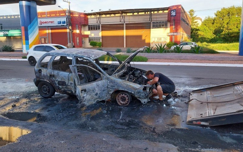 Carro pega fogo e fica destruÃ­do na Rua Primeiro de MarÃ§o, em Novo Hamburgo, no fim da tarde desta quinta-feira