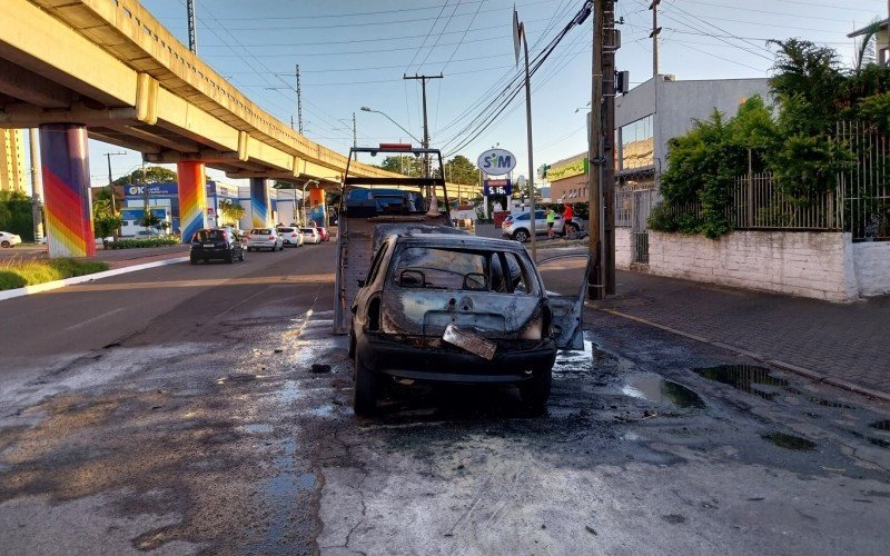Carro pega fogo e fica destruÃ­do na Rua Primeiro de MarÃ§o