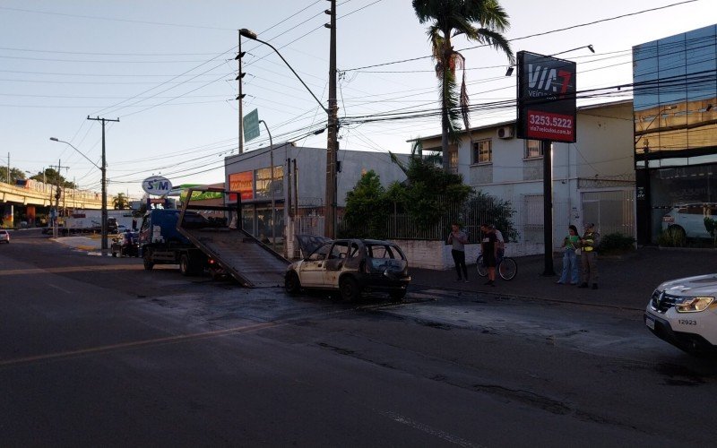 Carro pega fogo e fica destruÃ­do na Rua Primeiro de MarÃ§o