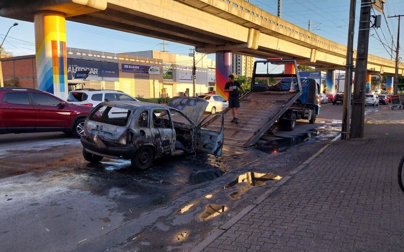 Carro pega fogo e fica destruÃ­do na Rua Primeiro de MarÃ§o