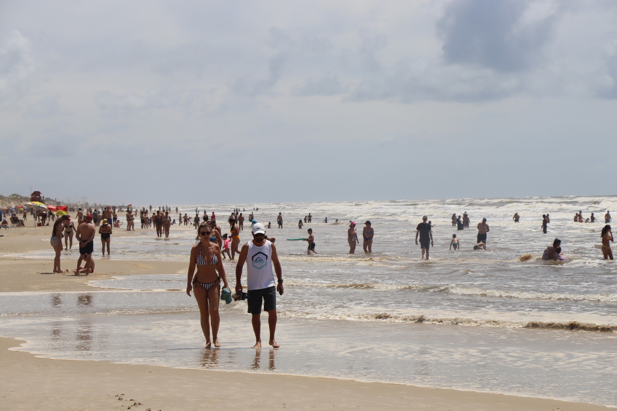 Veranistas aproveitam tempo bom para curtir dia de praia em Tramandaí; veja fotos