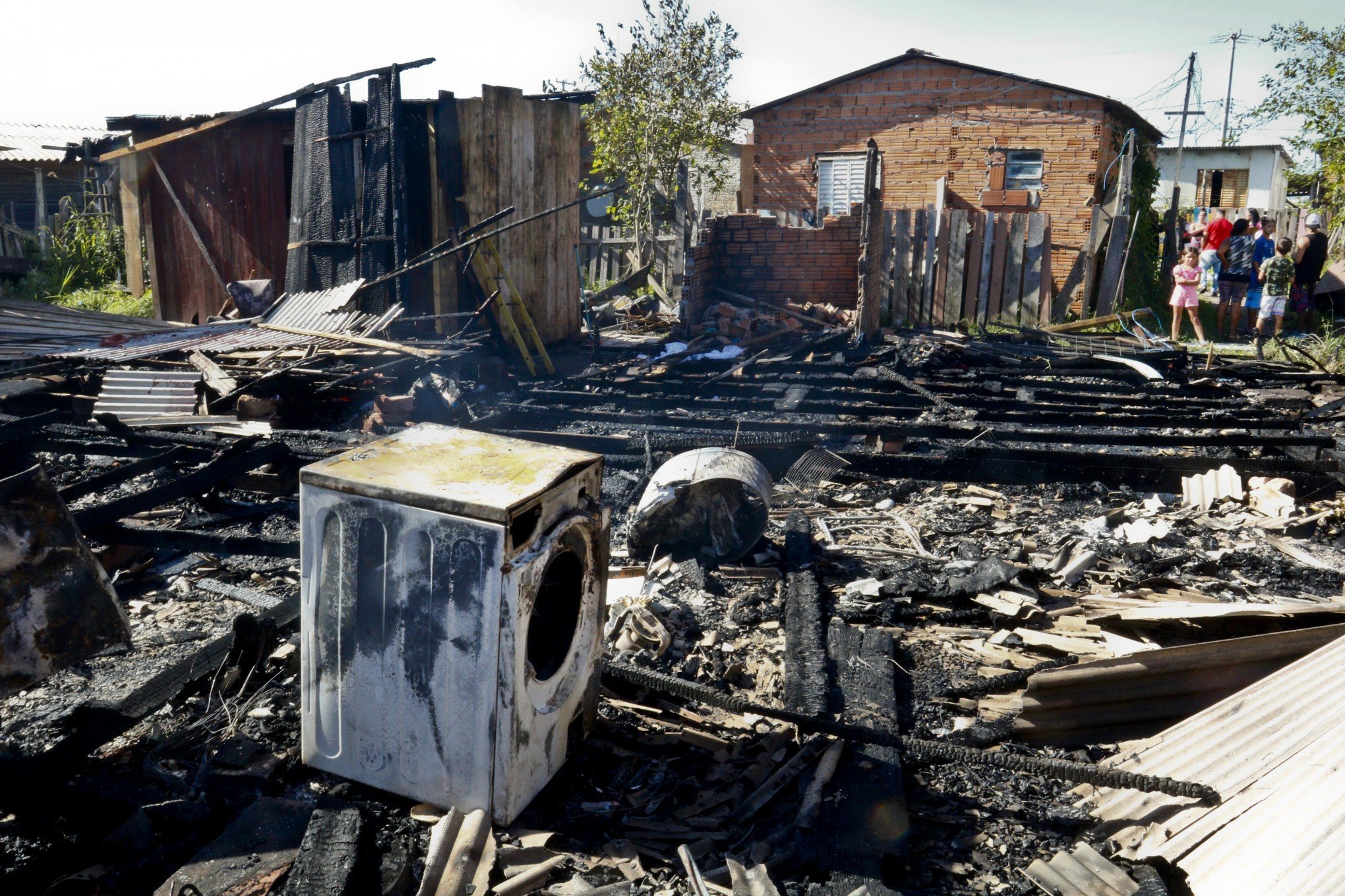 "Só deu tempo de tirar as crianças", diz moradora após incêndio que destruiu casas em Canoas