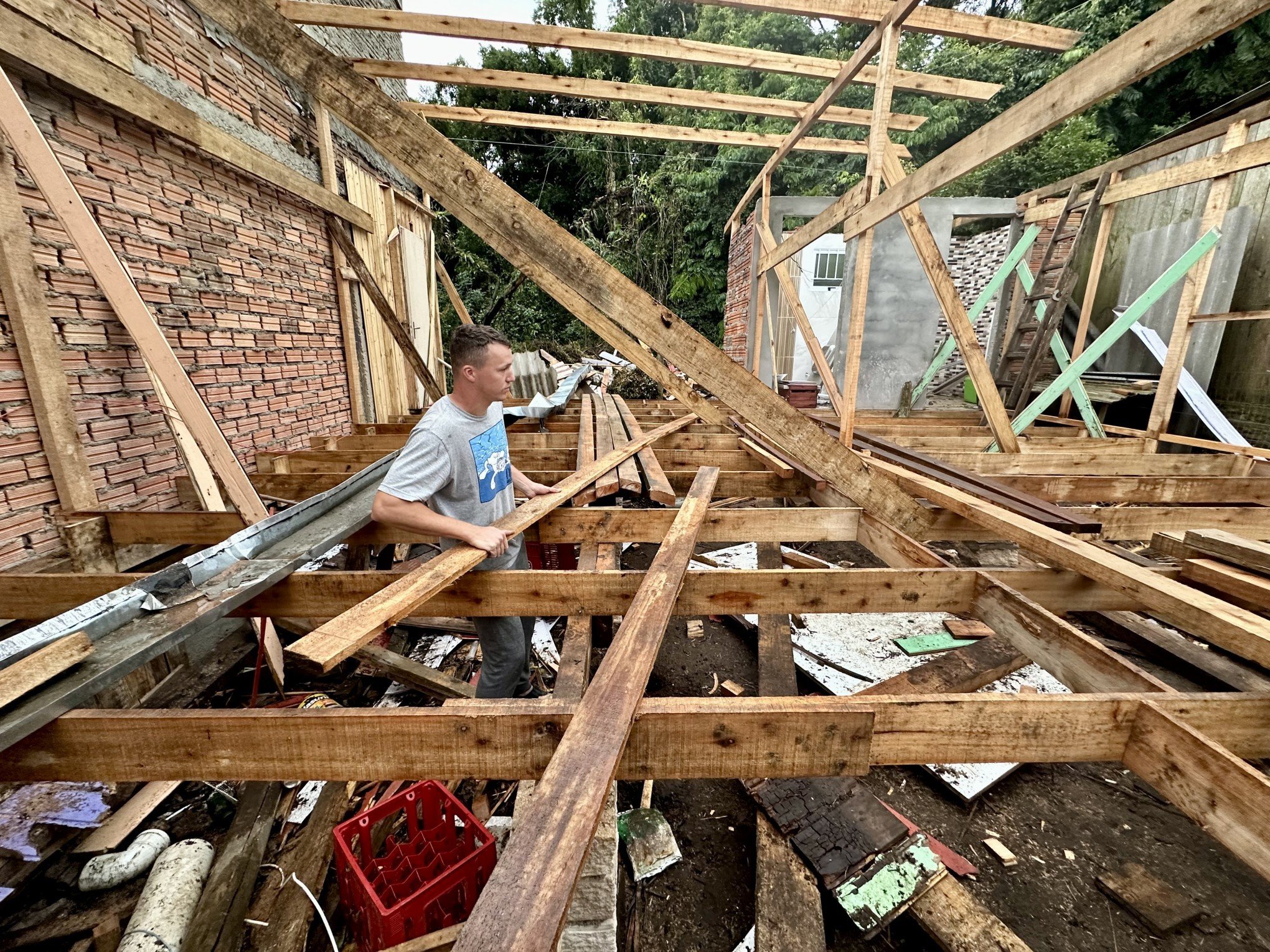 "É triste ver no chão o que demoramos dez anos para construir", diz morador de Canela que teve a casa destruída por temporal