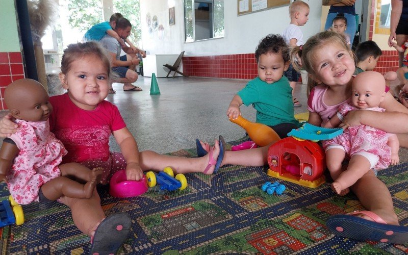 Na Emei Ardi Darcy Schmidt, Maria Clara (à esquerda) e Melinda com brinquedos novos | abc+