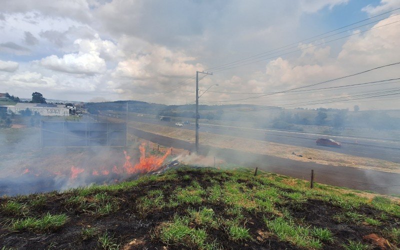 Fogo na rua lateral da BR-116 em Novo Hamburgo | abc+