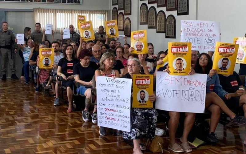 Professores protestam contra votação do plano de carreira do magistério em Estância Velha